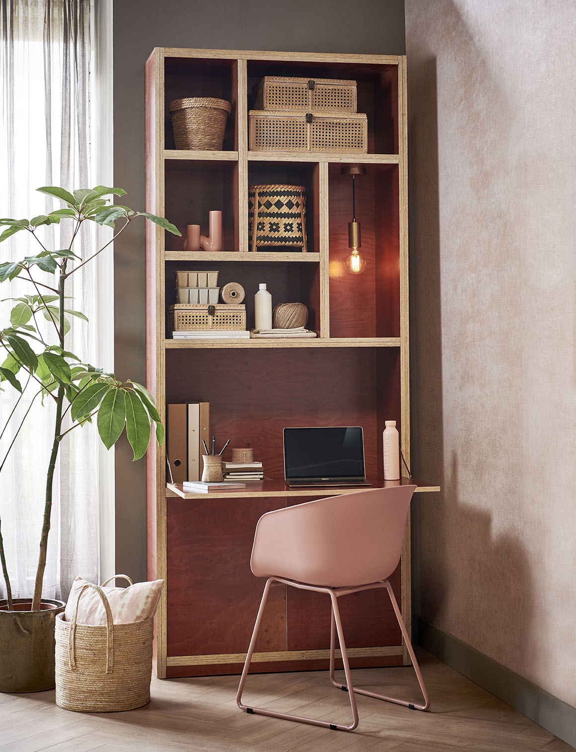 Inklapbaar bureau: DIY werkplek in de woonkamer