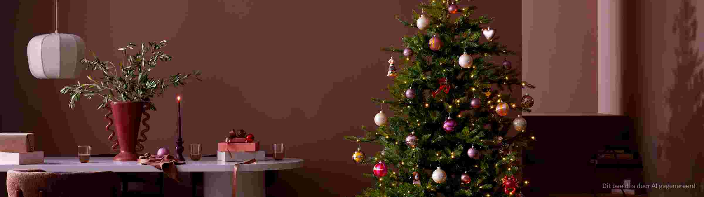 Warme winter woonkamer met een prachtig opgetuigde kerstboom, helemaal in de Tropical fun wooninspiratie