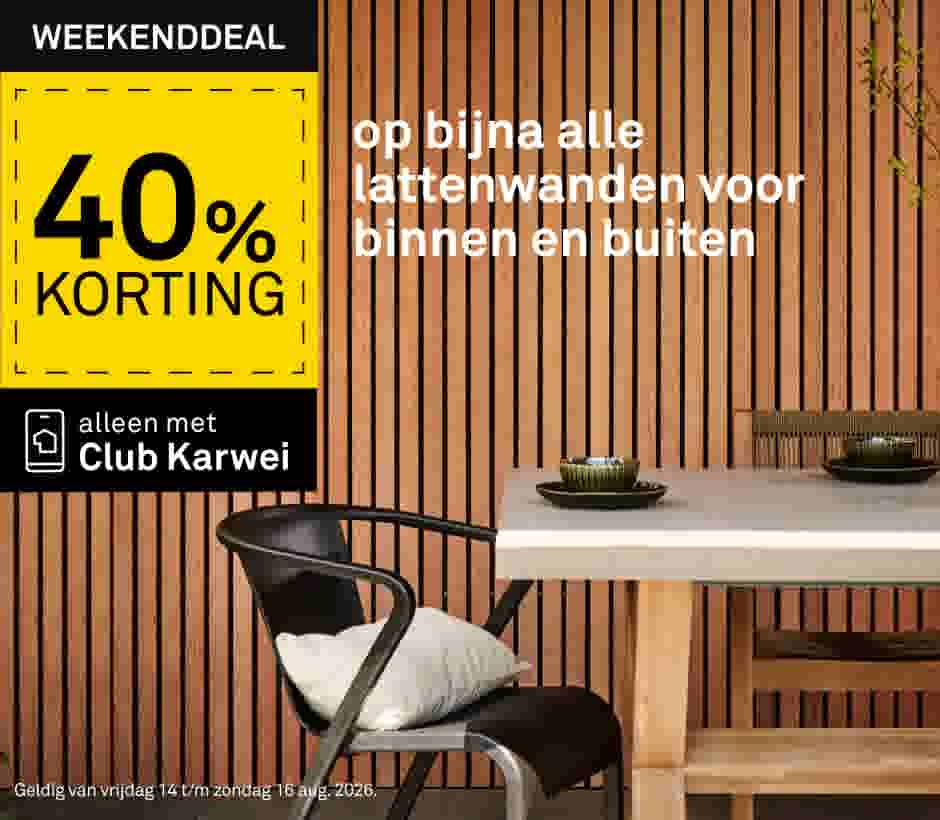 Weekenddeal: 40% korting op lattenwanden bij Karwei. Houten lattenwand met tafel, stoel en kommen.