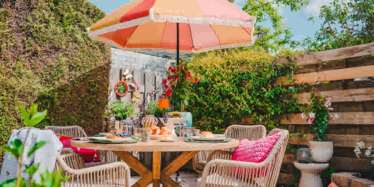 Zomerse tuinset onder kleurrijke parasol in groene tuin