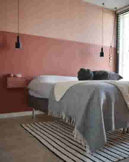 Twee-kleurige muur in de slaapkamer (oudroze en roze)