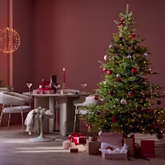 kerstboom met kerstballen en cadeaus