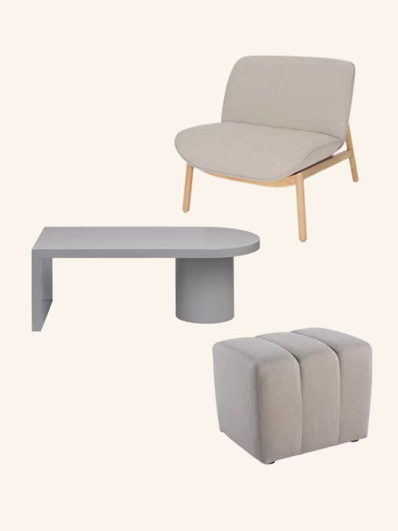 Meubel aanbieding met tot 70% korting via Club Karwei: Beige fauteuil met houten poten, grijze salontafel met ronde poot en beige gestoffeerde poef op lichte achtergrond.