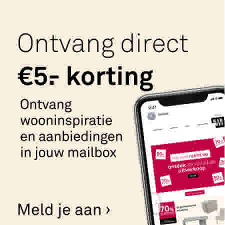 Smartphone toont de Karwei-app met aanbiedingen. Tekst: ontvang €5 korting en wooninspiratie in jouw mailbox.