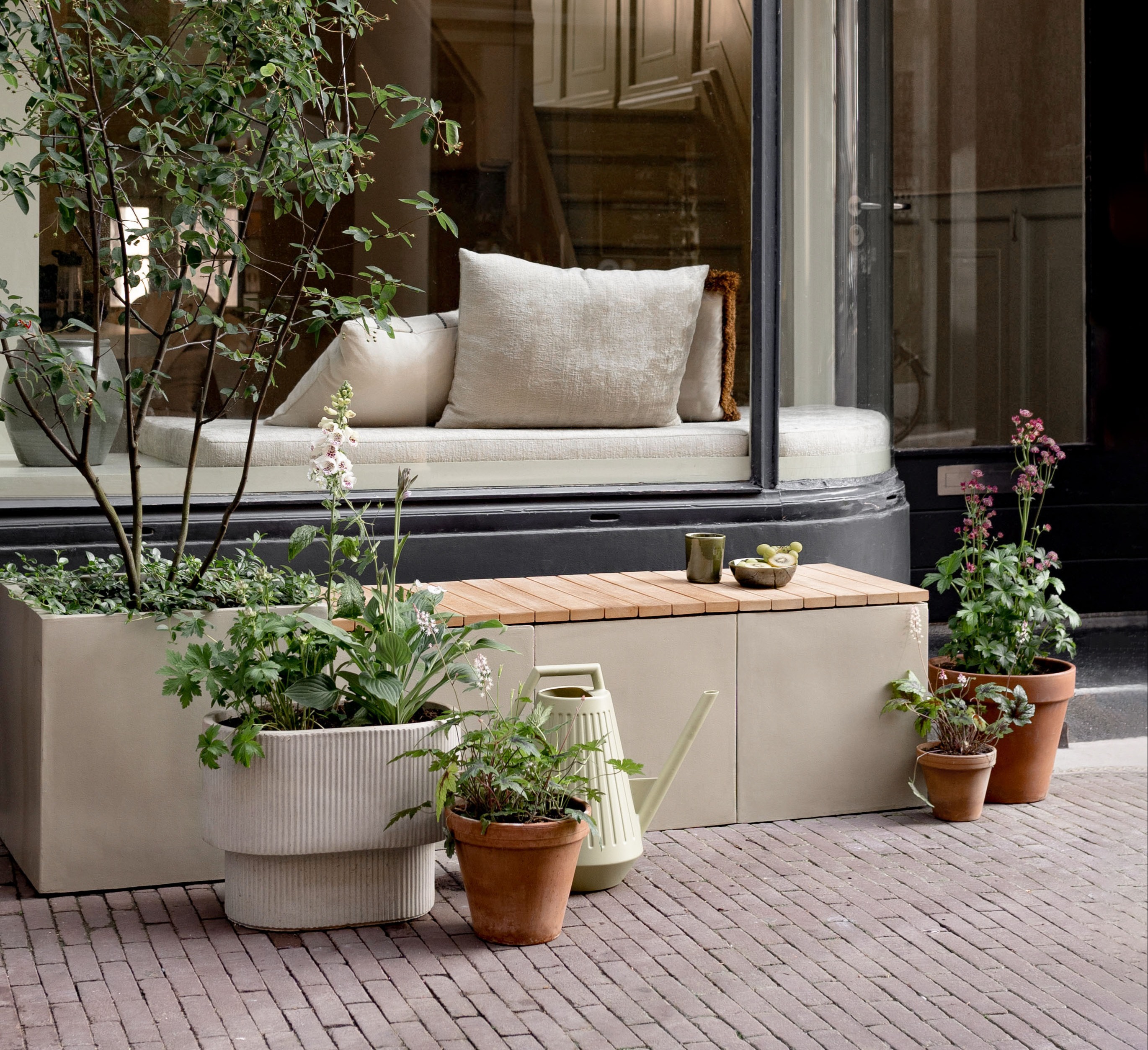 Tuinbankje voor de gevel van bloembakken