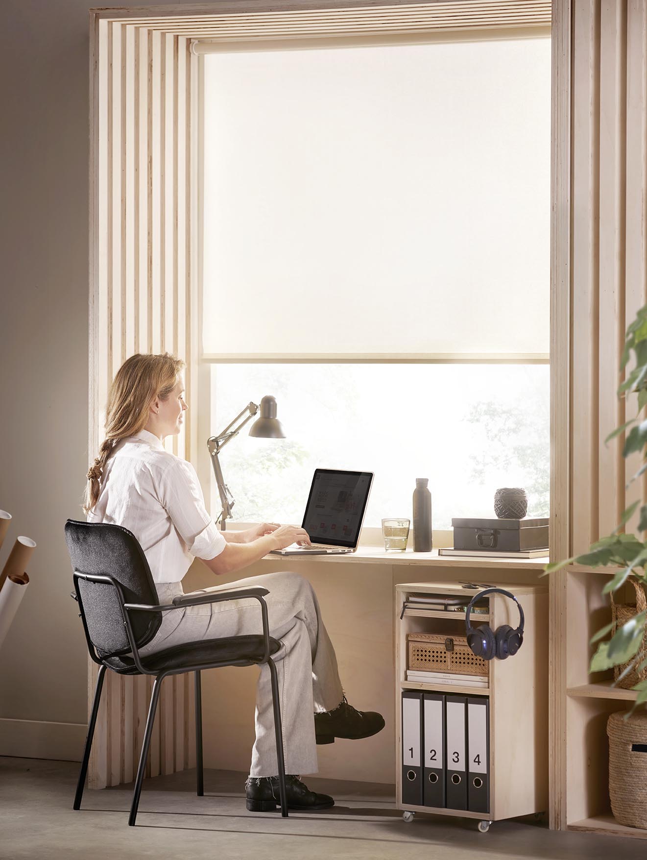 Werkplek bij het raam met opbergruimte