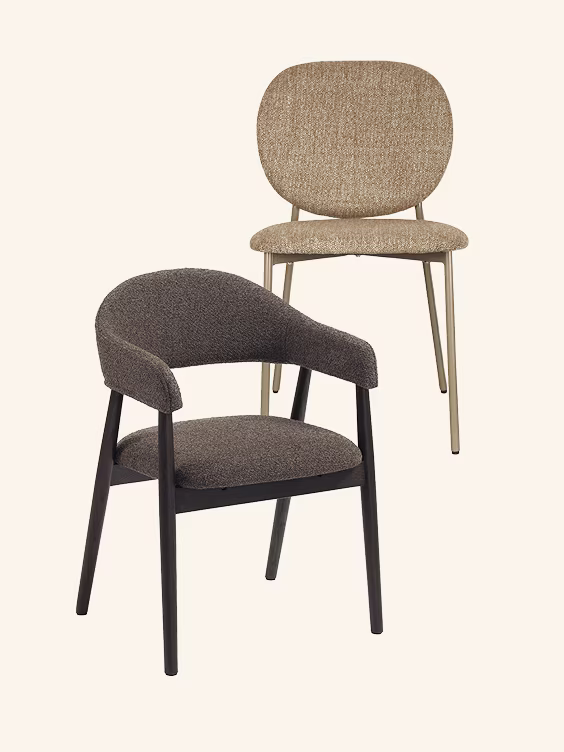 Twee moderne stoelen, één donkergrijze met armleuningen en zwarte poten, één beige zonder armleuningen op beige achtergrond.