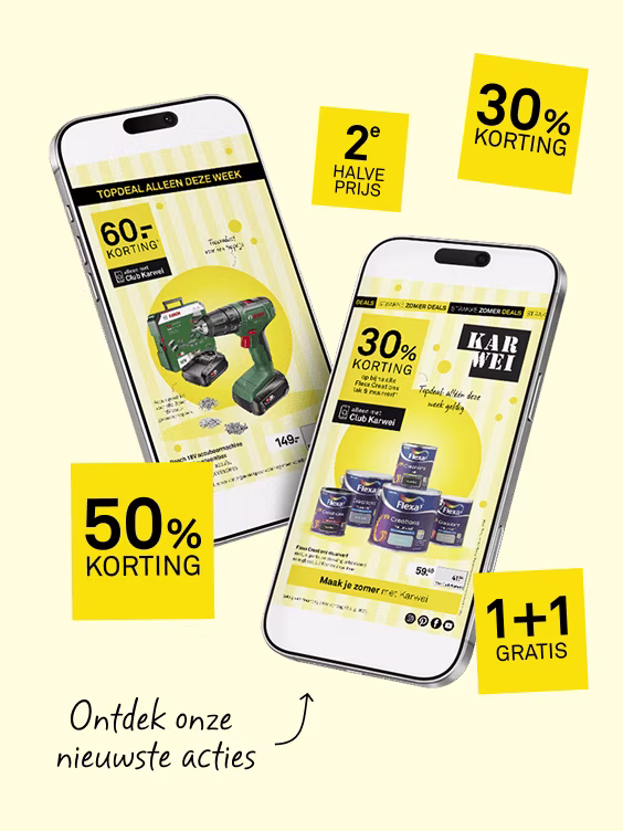 Twee smartphones tonen Karwei-app met zomeraanbiedingen: 50%, 30%, 45% korting, 2e halve prijs en 1+1 gratis.