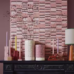 behangrollen in beige en blauw hangen op een witte muur