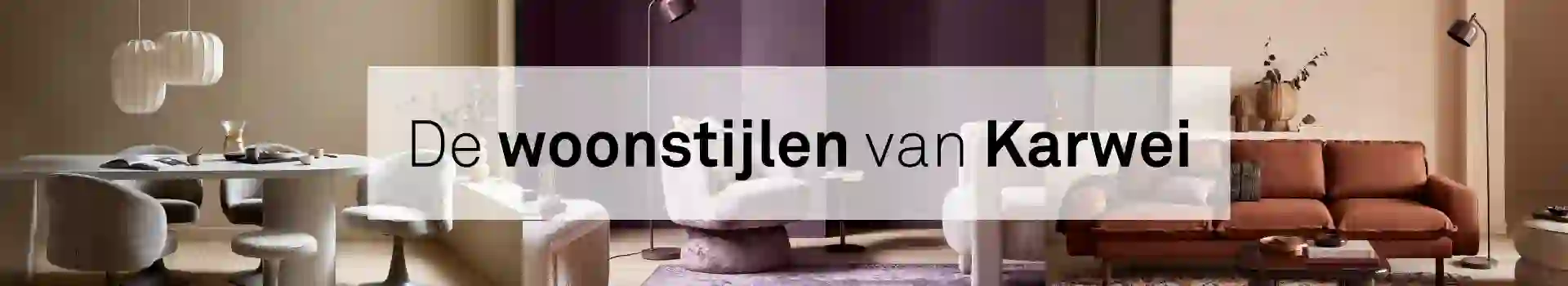 Modern interieur met "De woonstijlen van Karwei" tekst, toont eethoek, woonkamer met roestkleurige bank en paarse accenten.