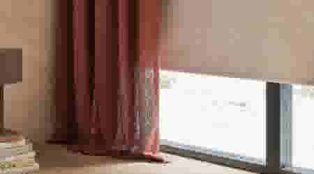 Verschillende stoffen inbetween gordijnen voor raam