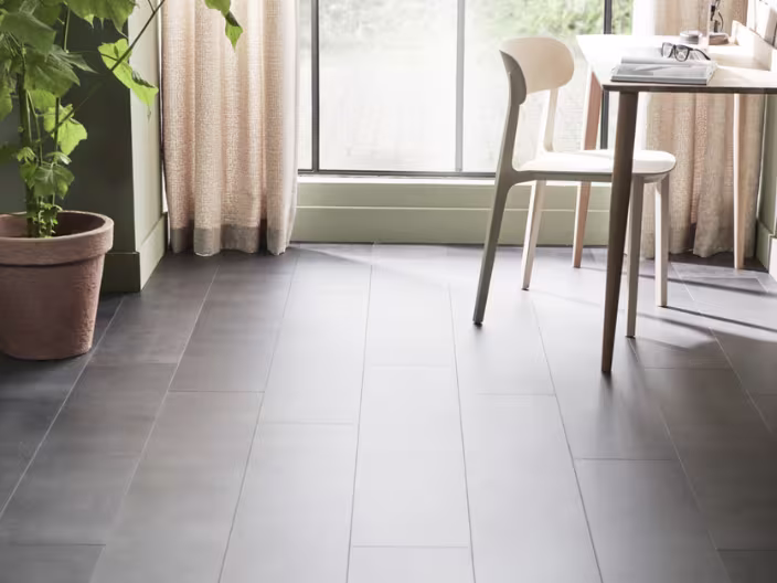 PVC vloer grijze tegels met eettafel een eetstoel