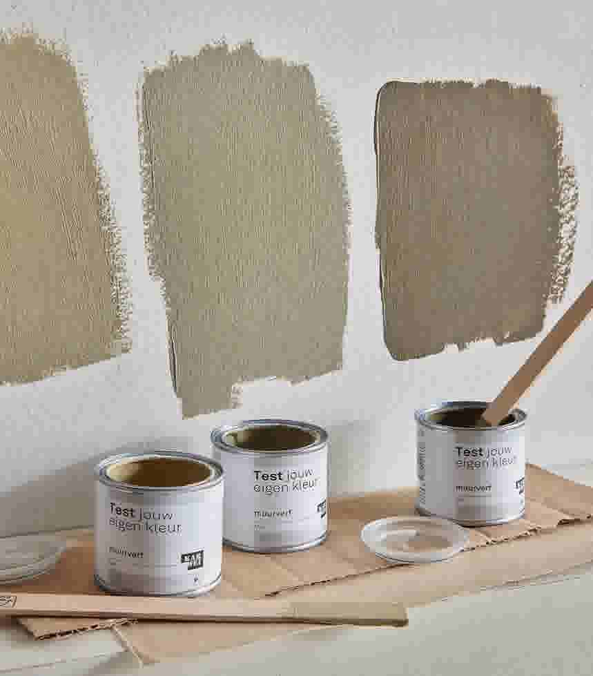 Taupe verf kleurtesters op witte muur