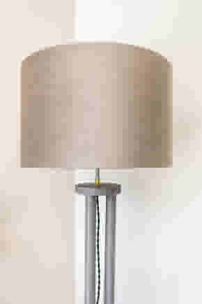 Lampenkap op houten staande lamp bezemstelen