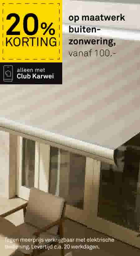 Beige gestreepte buitenzonwering uitgerold boven een terras met stoelen. Aanbieding: 20% korting via Club Karwei, vanaf €100.