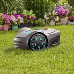 Gardena robotmaaier met draad in een tuin op gras