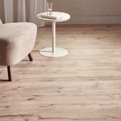 laminaat visgraat met stoel en bijzettafel