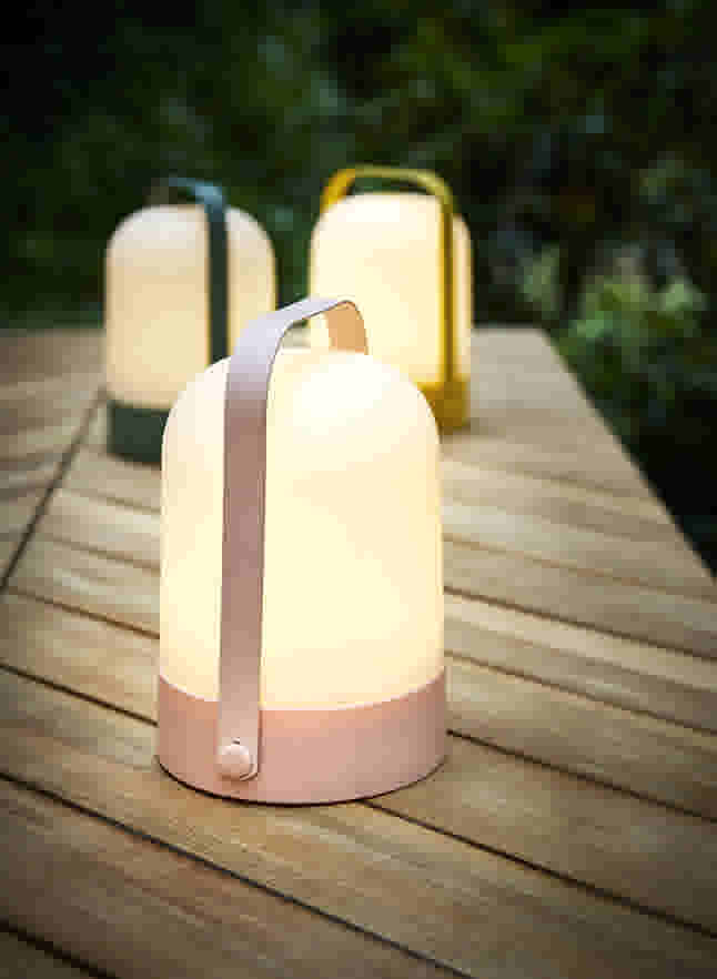 Zithoek in de tuin in Scandinavische stijl met tafellamp met ledverlichting