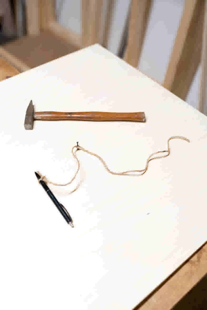 De sierlijsten maak je met behulp van een touwtje, spijker en potlood