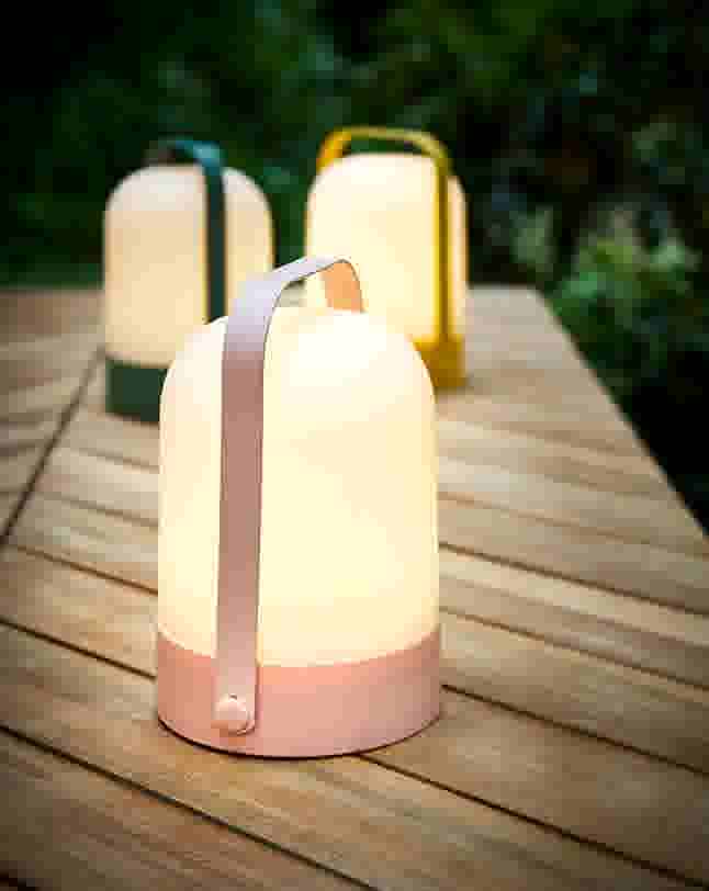 Tuinverlichting ideeën: tafellamp met ledverlichting voor in de tuin
