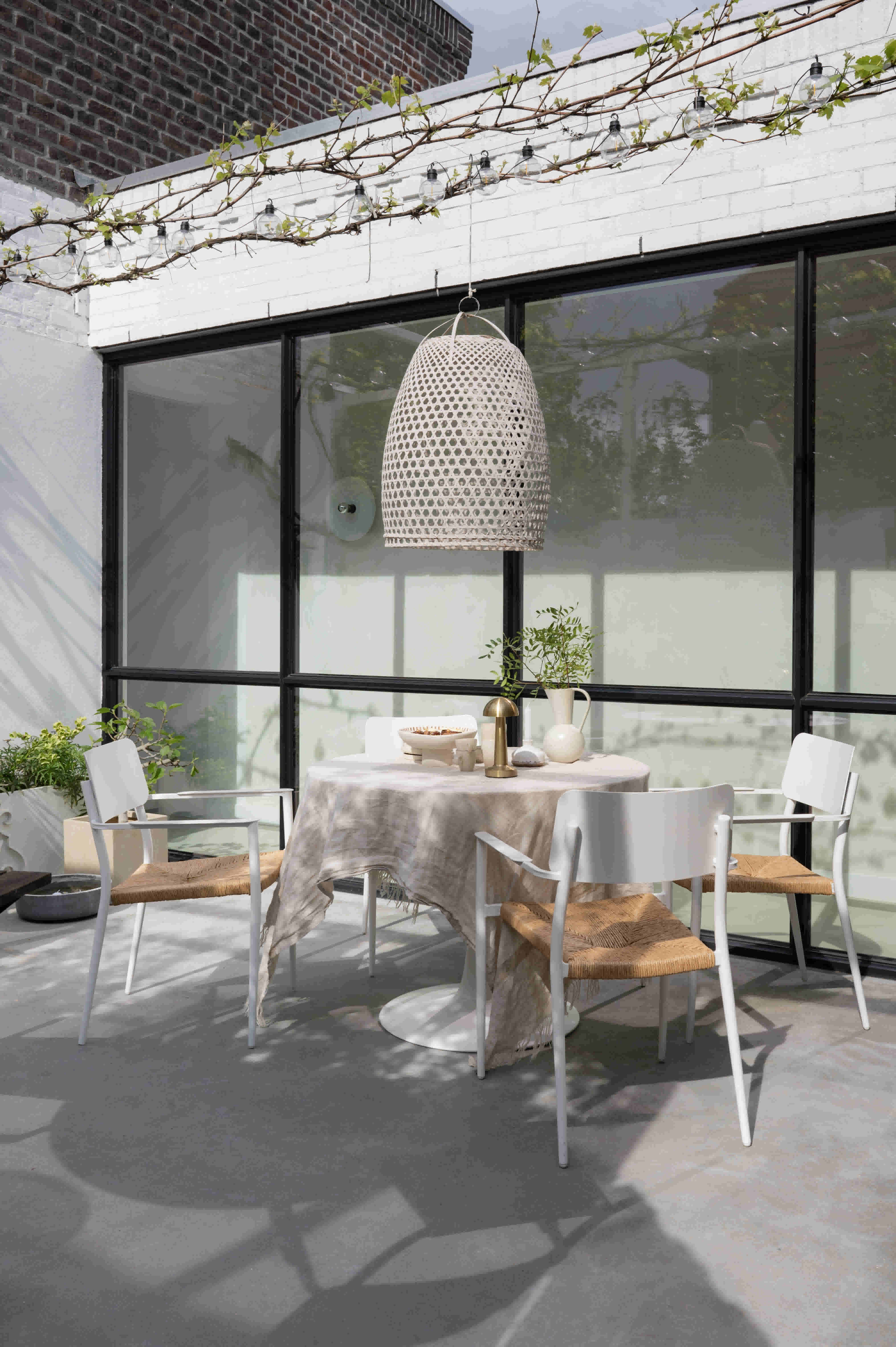 Witte eettafelstoelen met ronde tafel voor buiten 