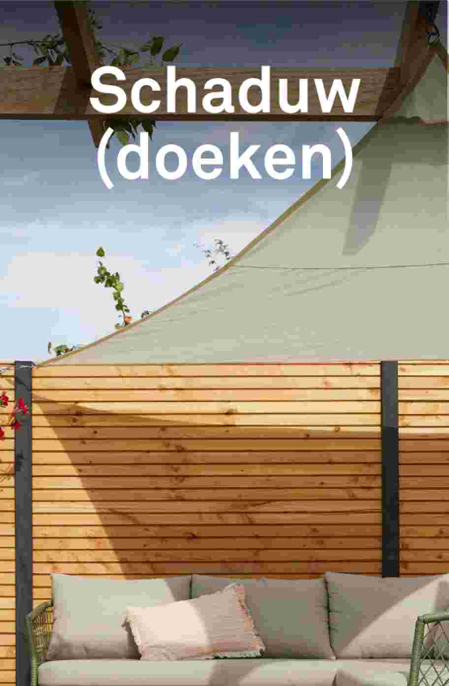 Mooie schaduwdoeken spannen van een houten schutting over tuinmeubels om een leuk hoekje te creeeren in de tuin