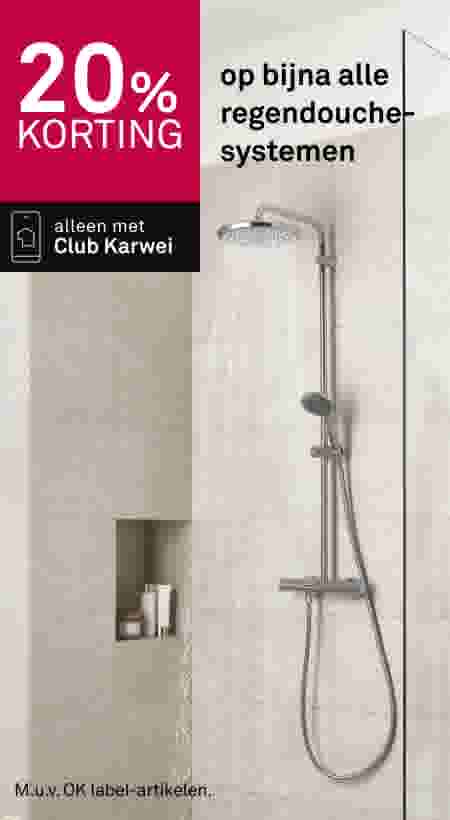 Moderne regendouche met chromen afwerking in lichte badkamer, 20% korting met Club Karwei op regendouchesystemen.