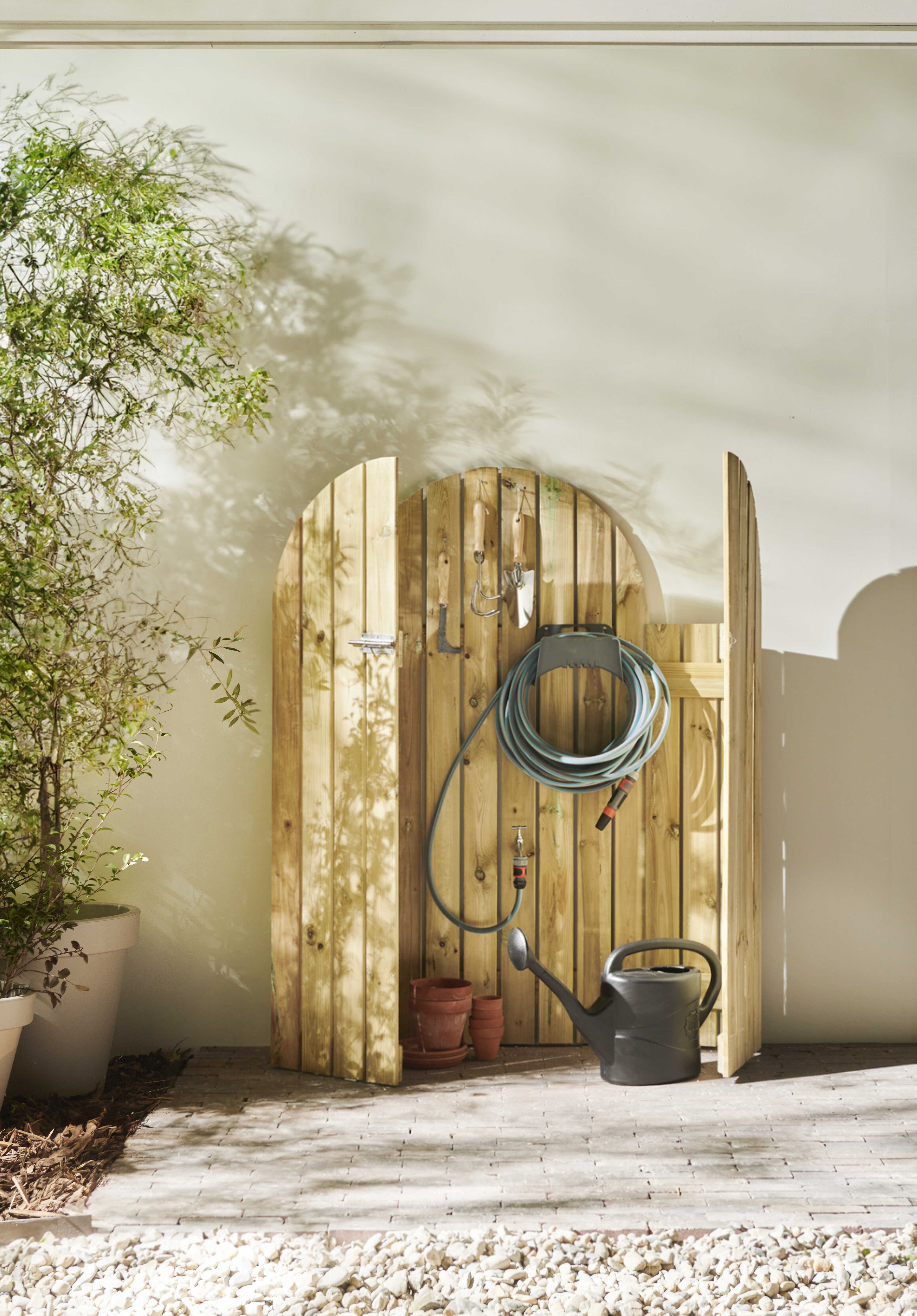 Houten opbergkast voor tuinslang maken