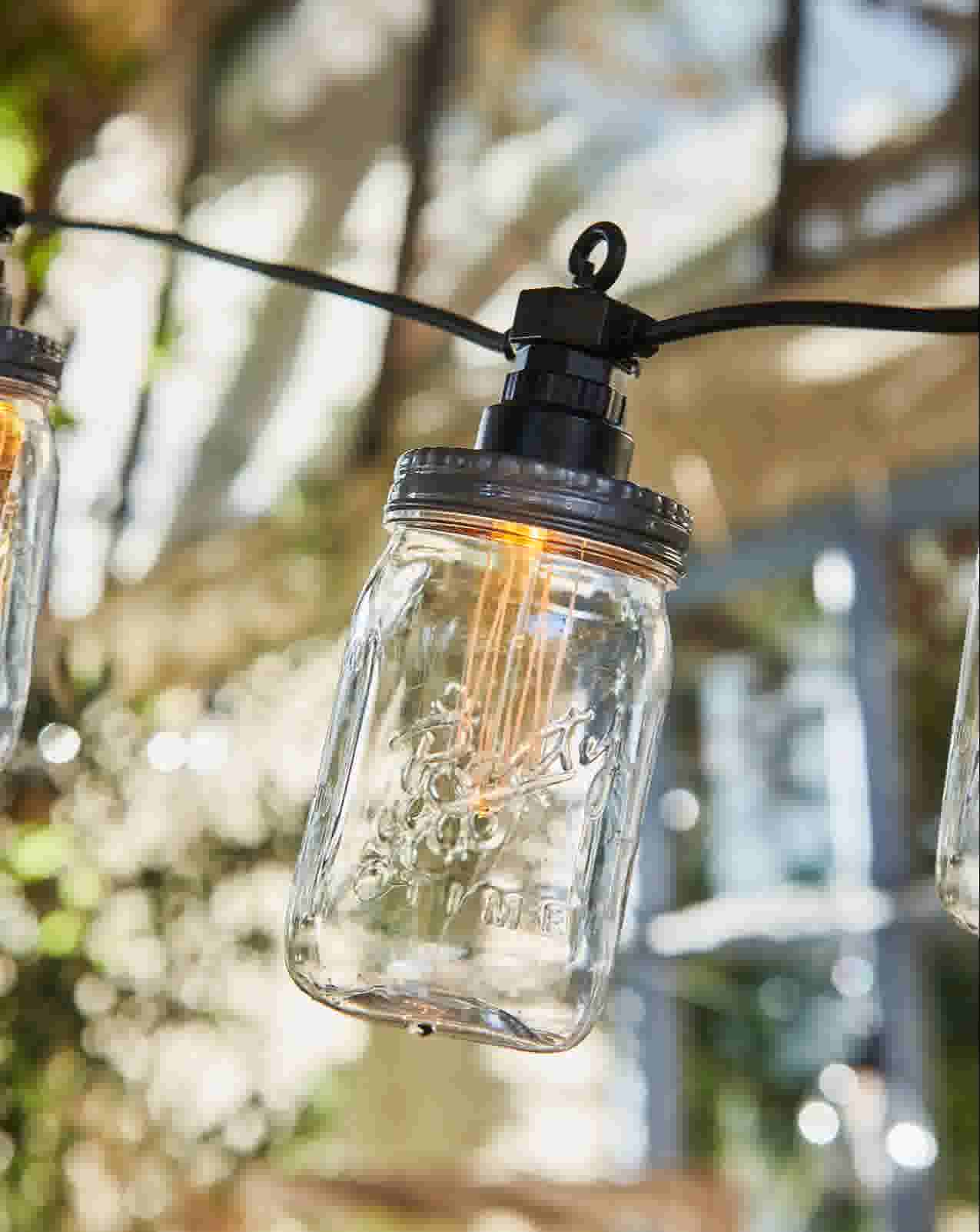 Tuinfeest idee: feestverlichting met LED weckpotjes