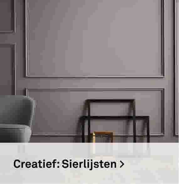 Creatief: Stierlijsten. Sfeerbeeld van een paarsgrijze muur met stijlijsten, met een groene fauteuil en een metalen krukje.