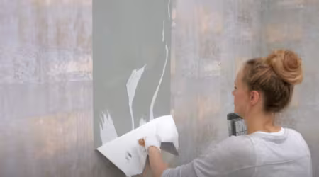 Hoe verwijder ik behang?