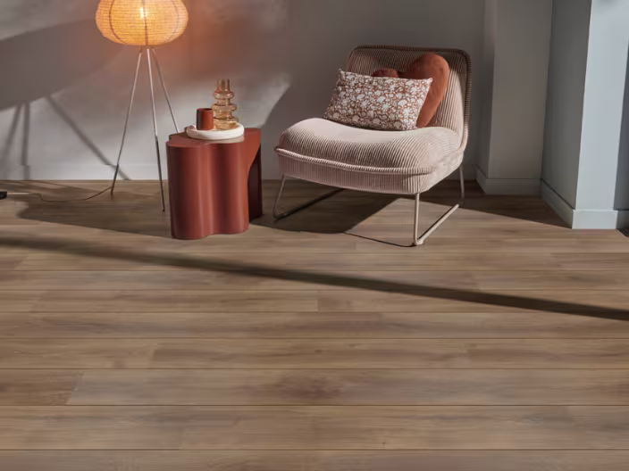 bruin laminaat in woonkamer met beige stoel