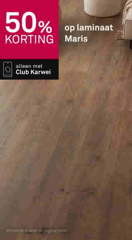 50% korting op laminaat Maris. Alleen met Club Karwei. Bruine houten laminaatvloer met beige poef.