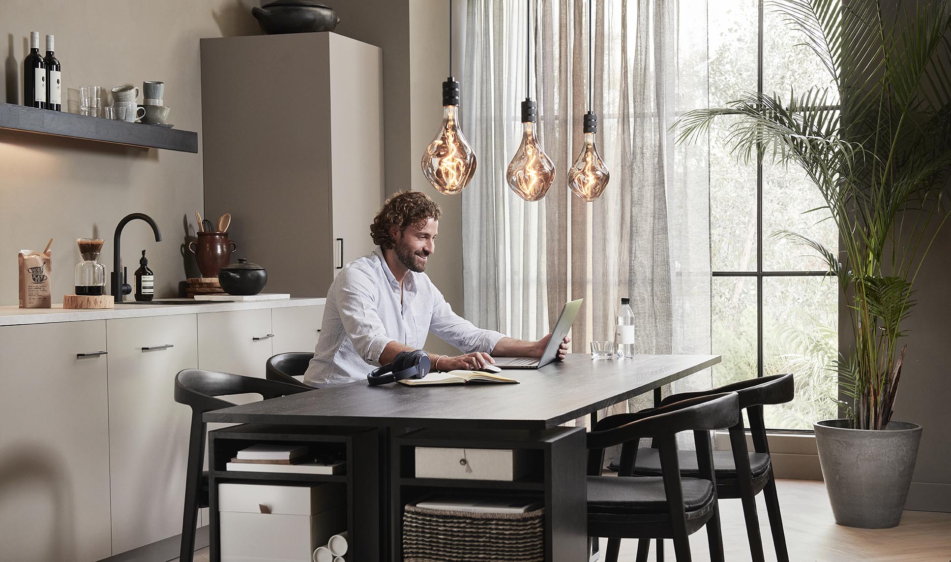 Werken aan de eettafel met handige DIY opbergruimte