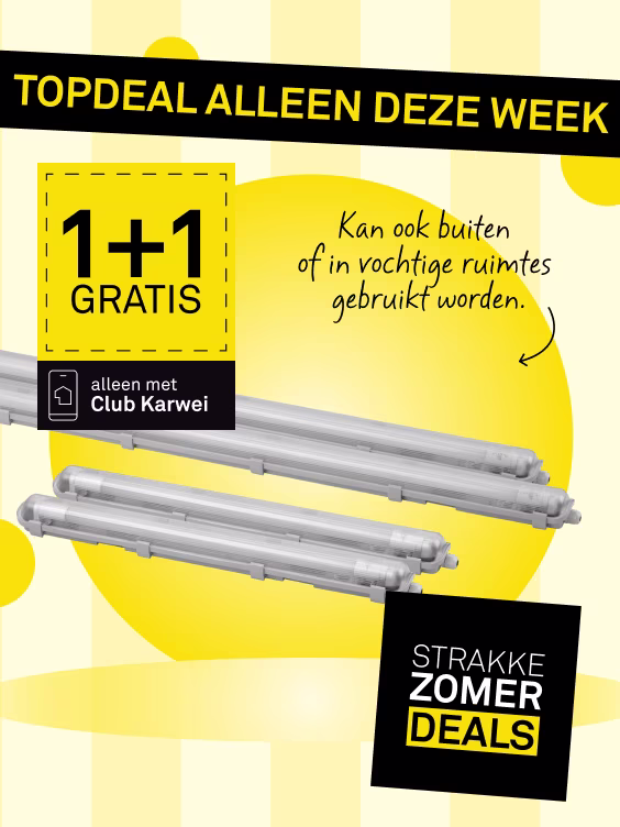 Twee grijze LED-armaturen op gele achtergrond. Topdeal: 1+1 gratis via Club Karwei. Geschikt voor buiten en vochtige ruimtes. 1+1 gratis op de Handson spuitwaterdichte led TL-lamp