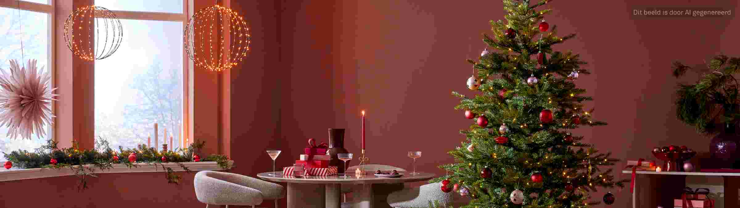 Warme winter woonkamer met een prachtig opgetuigde kerstboom met veel cadeaus, helemaal in de Christmas Beauty wooninspiratie