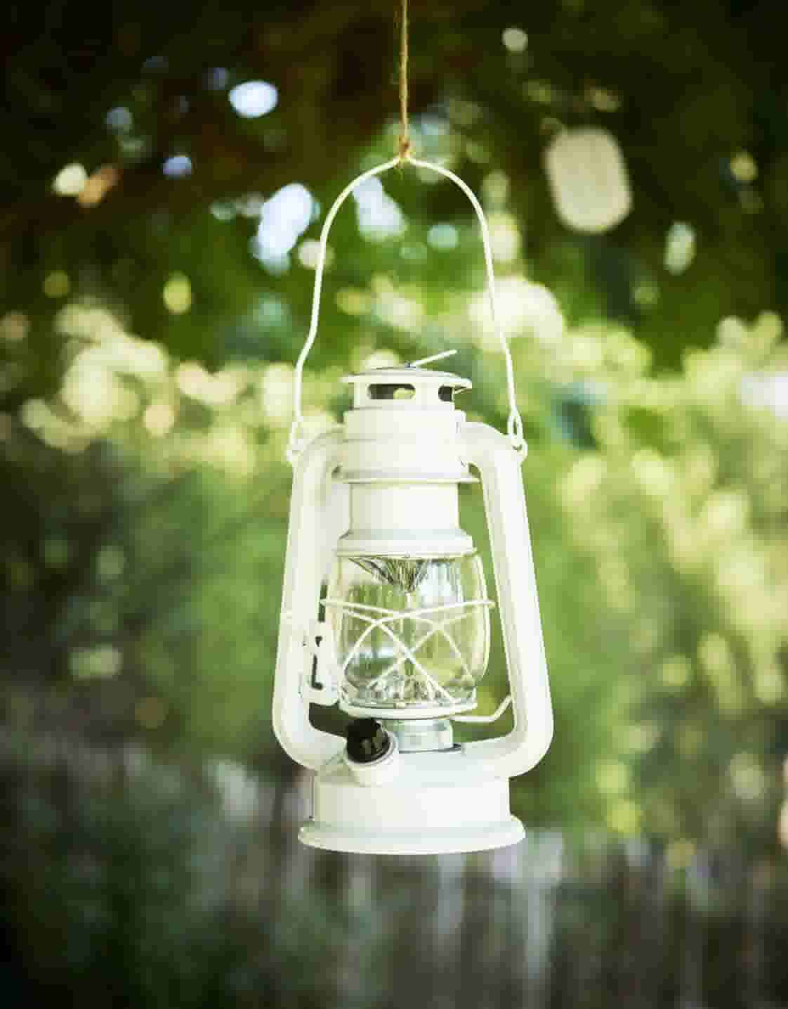 Tuinverlichting ideeën: industriële hanglampen en lampionnen in de tuin