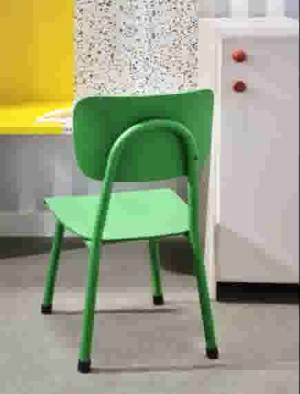Houten kinderbureaustoel verven in groen
