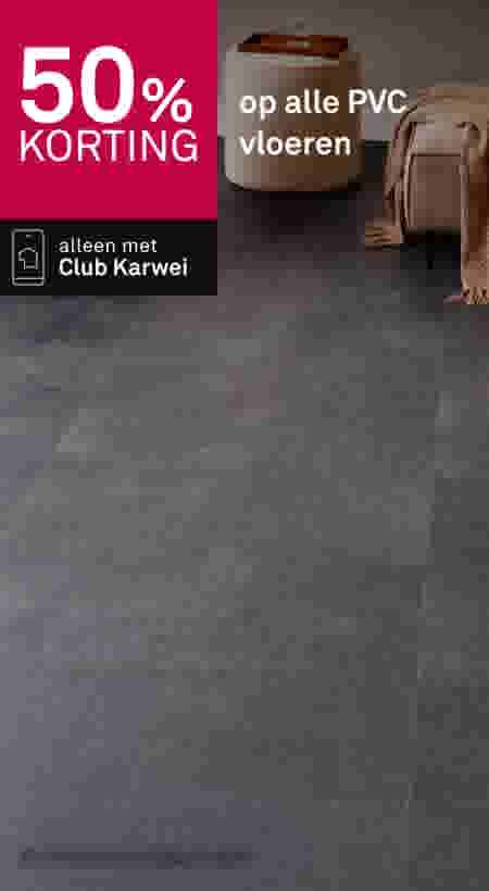 50% korting op alle PVC vloeren, alleen met Club Karwei. Grijze PVC vloer met decoratieve poef en plaid.