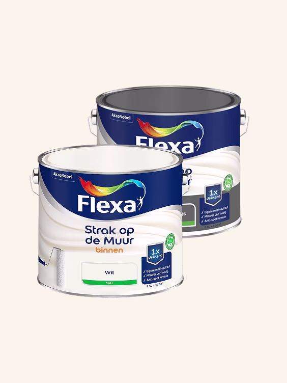 Twee Flexa verfblikken 'Strak op de Muur Binnen' in wit, met blauw logo en handvat op beige achtergrond.