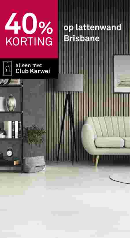 Moderne woonkamer met lattenwand Brisbane, beige bank, vloerlamp en boekenkast. 40% korting, alleen met Club Karwei.