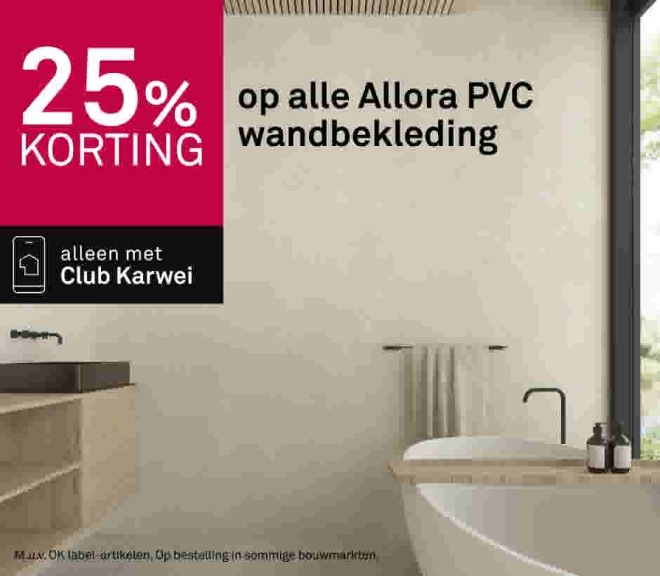 Moderne badkamer met beige wandbekleding, vrijstaand bad en houten meubels. Promotie: 25% korting op Allora PVC wandbekleding.