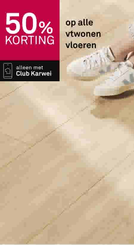 50% korting op alle vtwonen vloeren, alleen met Club Karwei. Witte sneakers op houten vloer.