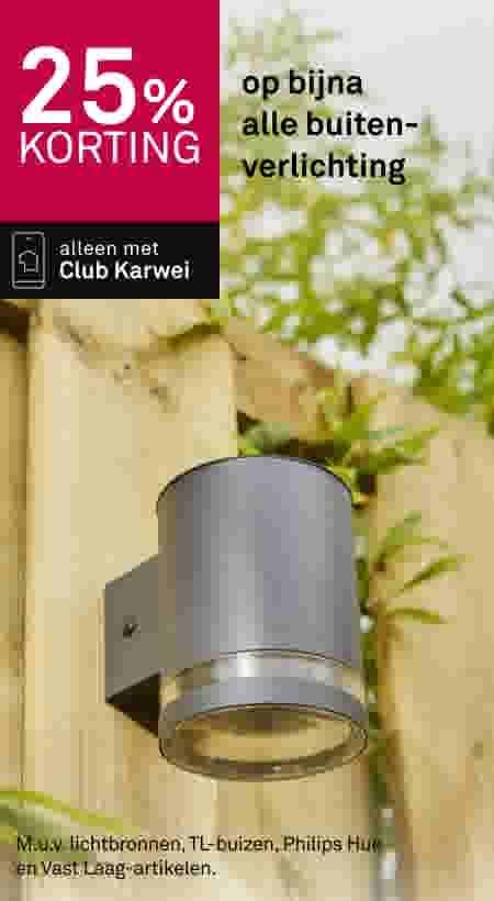 Grijze buitenlamp aan houten schutting met groene planten op achtergrond, 25% korting met Club Karwei.