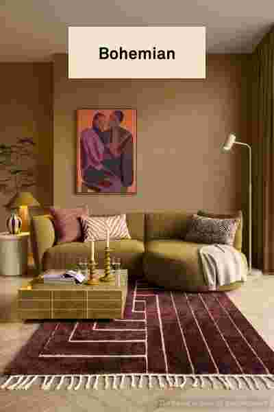 Bohemian woonkamer met olijfgroene bank, bordeauxrood tapijt, abstract kunstwerk en warme aardtinten.