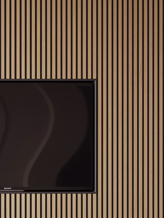 Zwart Sony-televisietoestel gemonteerd op een muur met verticale houten latten in beige en bruine tinten.
