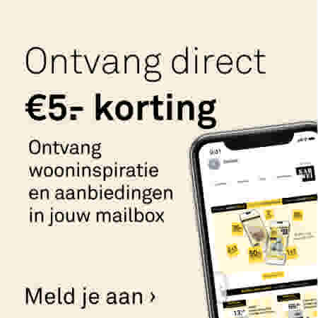 Smartphone toont de Karwei-app met aanbiedingen. Tekst: ontvang €5 korting en wooninspiratie in jouw mailbox.