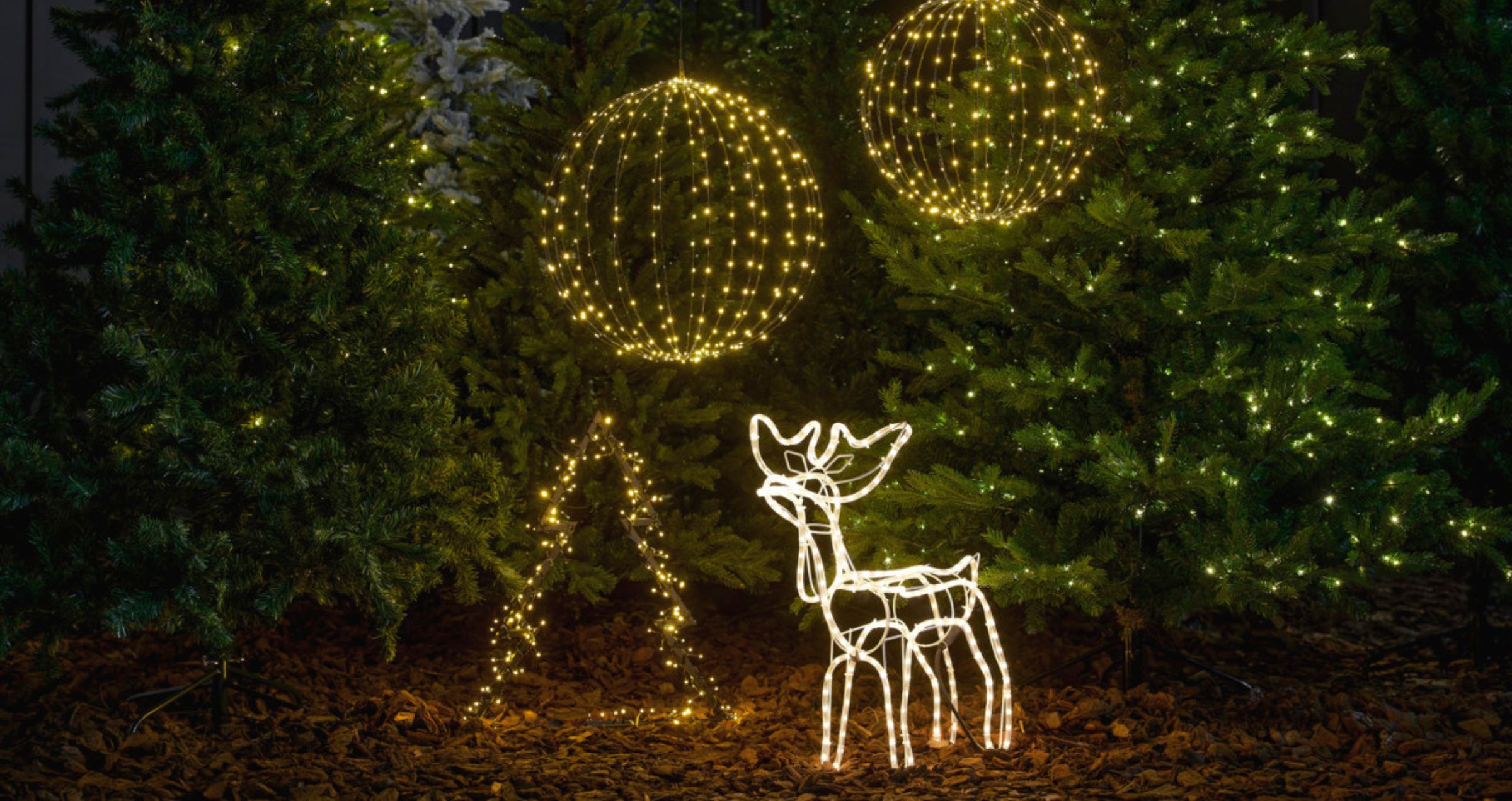 Kerstversiering buiten: tover je tuin om in een winterwonderland