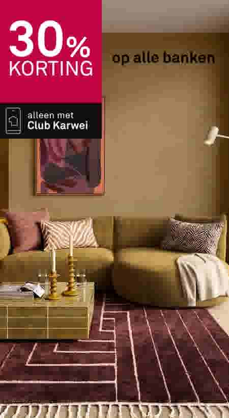 30% korting op alle banken. Alleen met Club Karwei. Moderne woonkamer met olijfgroene bank en bordeauxrood tapijt.