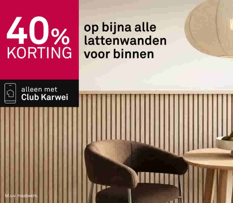 40% korting op alle lattenwanden voor binnen, alleen met Club Karwei. Moderne interieur met houten lattenwand en bruine stoel.